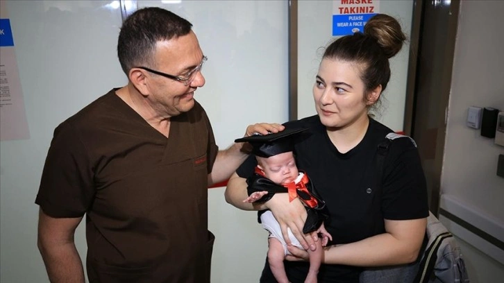 Antalya’da 755 gram doğan bebek 92 gün sonra taburcu edildi