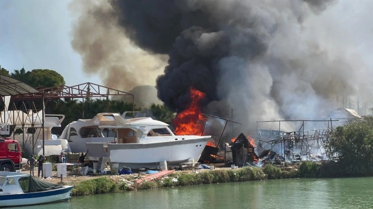 Antalya'da büyük yangın! Ormanda çıkan yangın, teknelere sıçradı