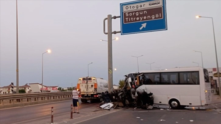 Antalya'da direğe çarpan tur midibüsündeki 15 kişi yaralandı