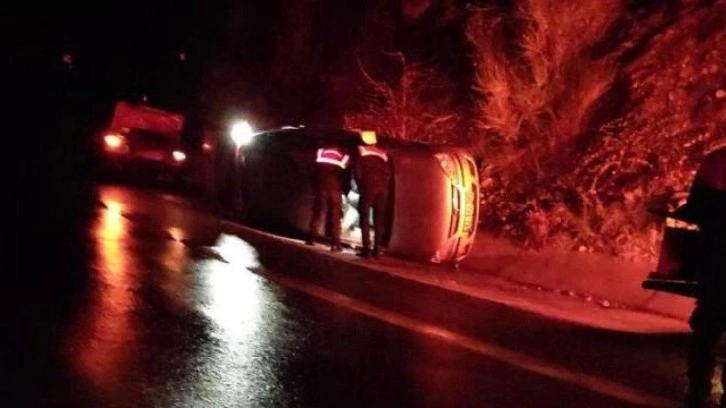Antalya’da hafif ticari araç takla attı: 3 yaralı