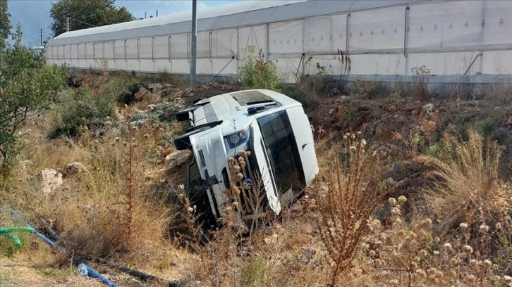 Antalya'da şarampole devrilen tur minibüsündeki 13 kişi yaralandı