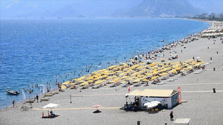 Antalya'da sıcaktan bunalanlar sahillerde yoğunluk oluşturdu