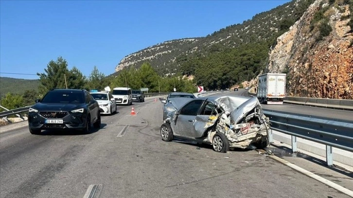 Korkuteli'de üç aracın karıştığı kazada 1 kişi öldü, 1 kişi yaralandı