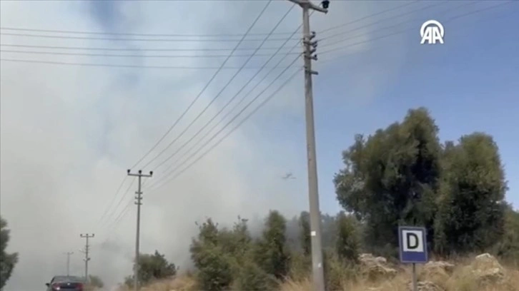 Antalya'da yerleşim yerleri yakınında çıkan yangına havadan ve karadan müdahale ediliyor