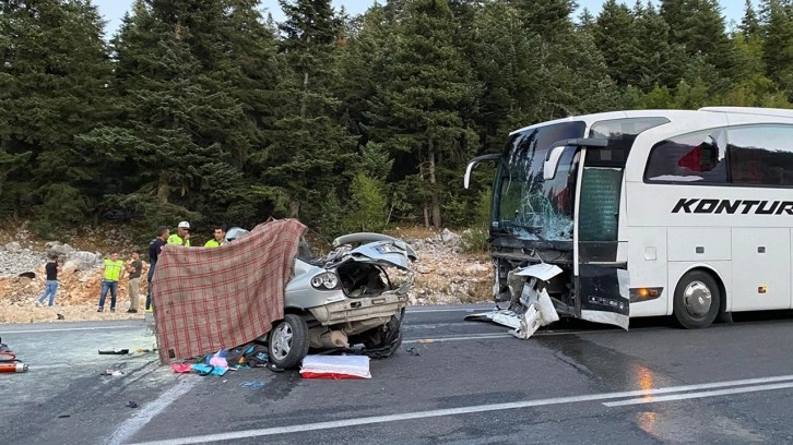 Antalya'da yolcu otobüsüyle otomobil çarpıştı: Ölü ve çok sayıda yaralı var