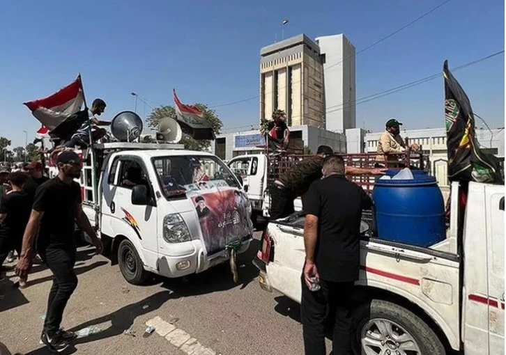 Bağdat'ta  süresiz sokağa çıkma yasağı.. ABD büyükelçilik binasını boşalttı iddiası..