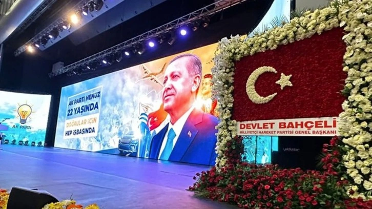 Bahçeli’den AK Parti'nin 22. kuruluş yıl dönümü için Türk bayraklı kutlama çiçeği