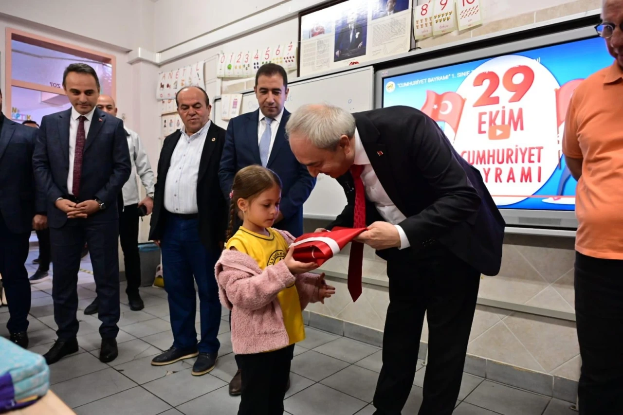 Başkan Kocagöz, öğrencilere bayrak hediye etti