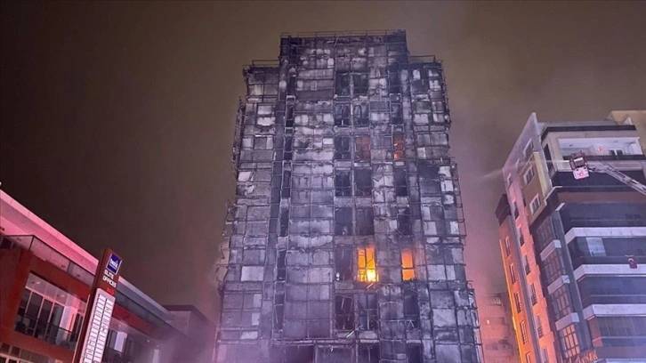 Bursa'da 10 katlı binada çıkan yangına müdahale ediliyor