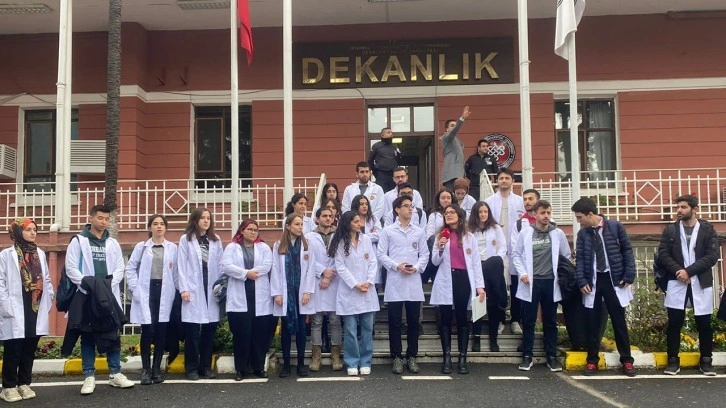 Cerrahpaşalı öğrencilerden YÖK protestosu: Uzaktan eğitim kararı alınması protesto edildi