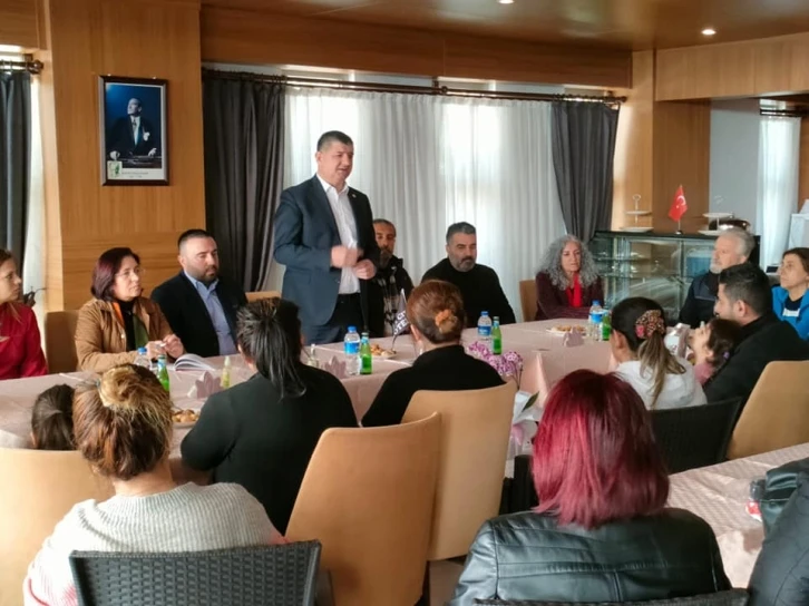 CHP Antalya milletvekili Arı depremzede misafirlerle görüştü