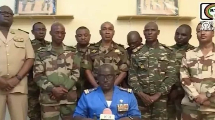Darbe ilanı televizyondan duyuruldu! Nijer'de asker yönetime el koydu