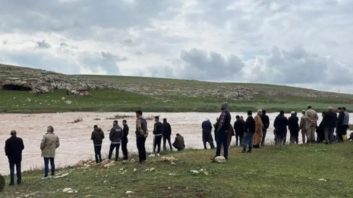 Dereye düşen çocuk hala aranıyor. Mardin'de etkili olan sel sonrası bir çocuk derede kayboldu