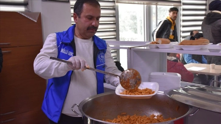 Diyarbakır ve Siirt'te depremzedelere günlük sıcak yemek ve kuru gıda desteği sağlanıyor