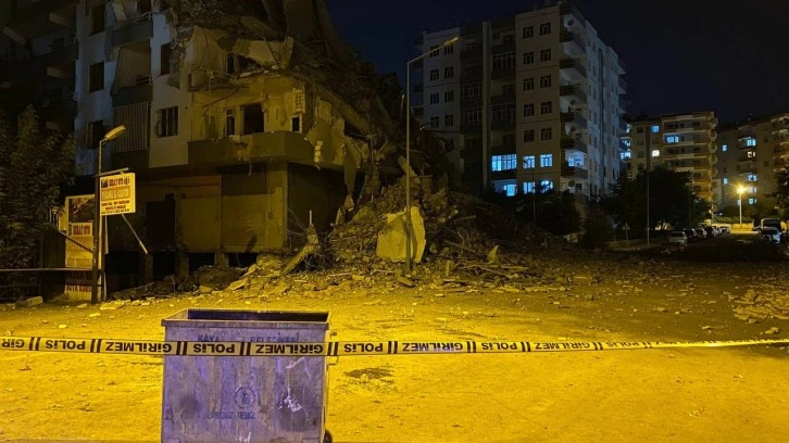 Diyarbakır'da korkutan anlar! Depremde hasar gören 7 katlı bina çöktü