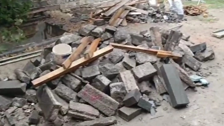 Diyarbakır'da restore edilen tarihi yapıda korku dolu anlar. Çökme yaşandı. 2 işçi yaralandı