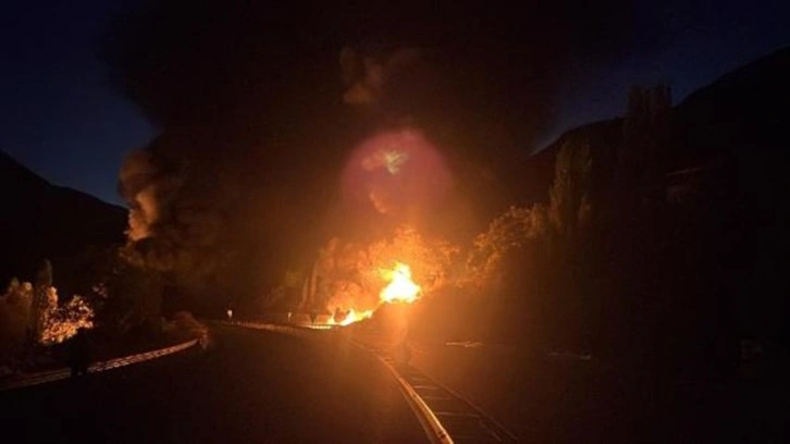 Erzurum'da kahreden kaza. Bir tanker devrilerek alev aldı. Sürücü yanarak hayatını kaybetti