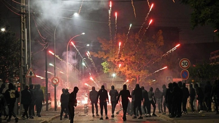 Fransa'da maskeli göstericiler polislere havai fişeklerle saldırdı