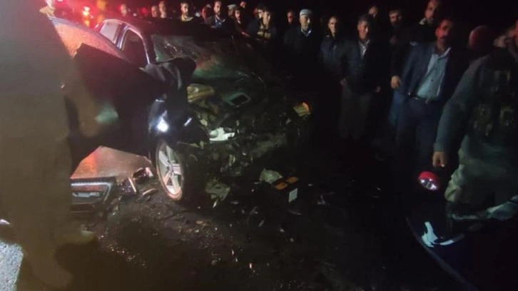 İki otomobil çarpıştı. Bitlis-Muş karayolundaki feci kazada iki kişi öldü üç yaralı var