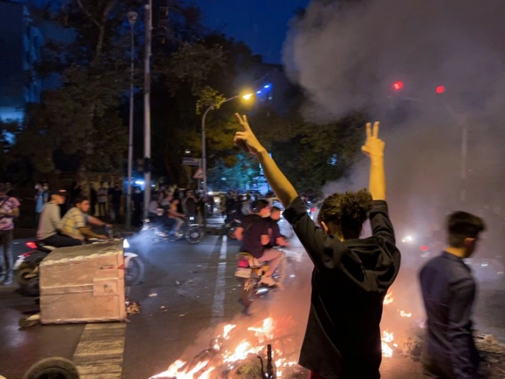 İran’da protestolar büyüyor! Polis araçları ateşe verildi
