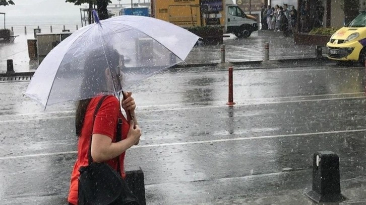 İstanbul güne yağmurla başladı Meteoroloji Genel Müdürlüğü üç bölge için sağanak uyarısı verdi