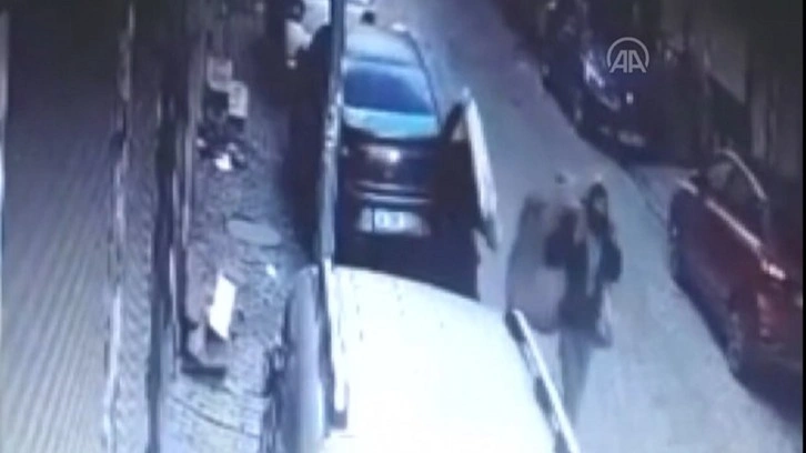 İstanbul'da bir hırsız girdiği evden kombi çaldı. O anlar güvenlik kamerasına takıldı