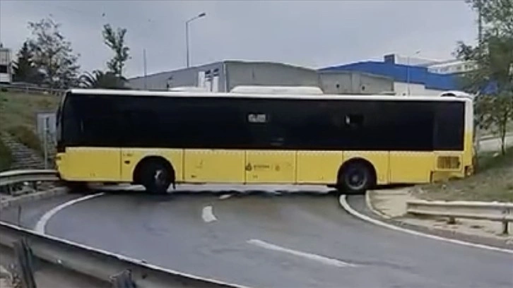 İstanbul'da virajı alamayan İETT otobüsü bariyerlere çarpıp yolu kapattı