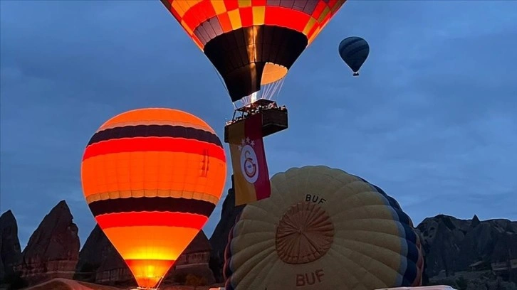 Kapadokya'da balonlar, Galatasaray'ın şampiyonluğu dolayısıyla sarı-kırmızı bayraklarla ha