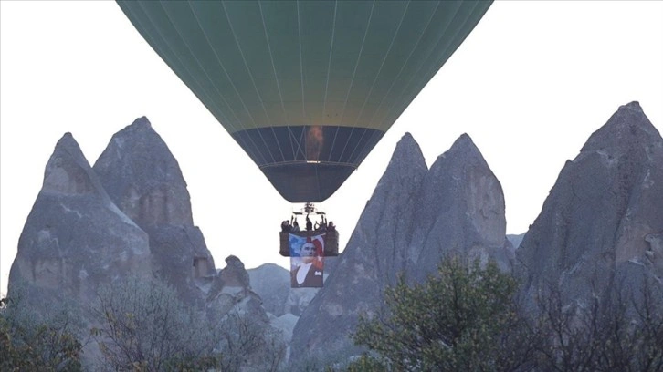 Kapadokya'da balonlar Türk bayrağı ve Atatürk posteriyle uçtu