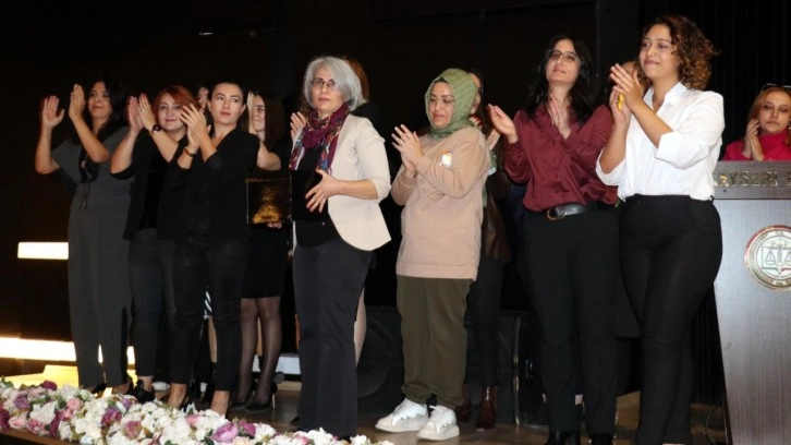 Kayseri Barosu Genel Kurulu'nda kadın avukatlardan 'saç kesme' eylemi