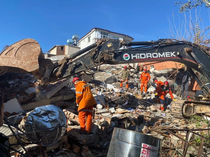 Kepez’in ekipleri deprem bölgesinde canla başla çalışıyor