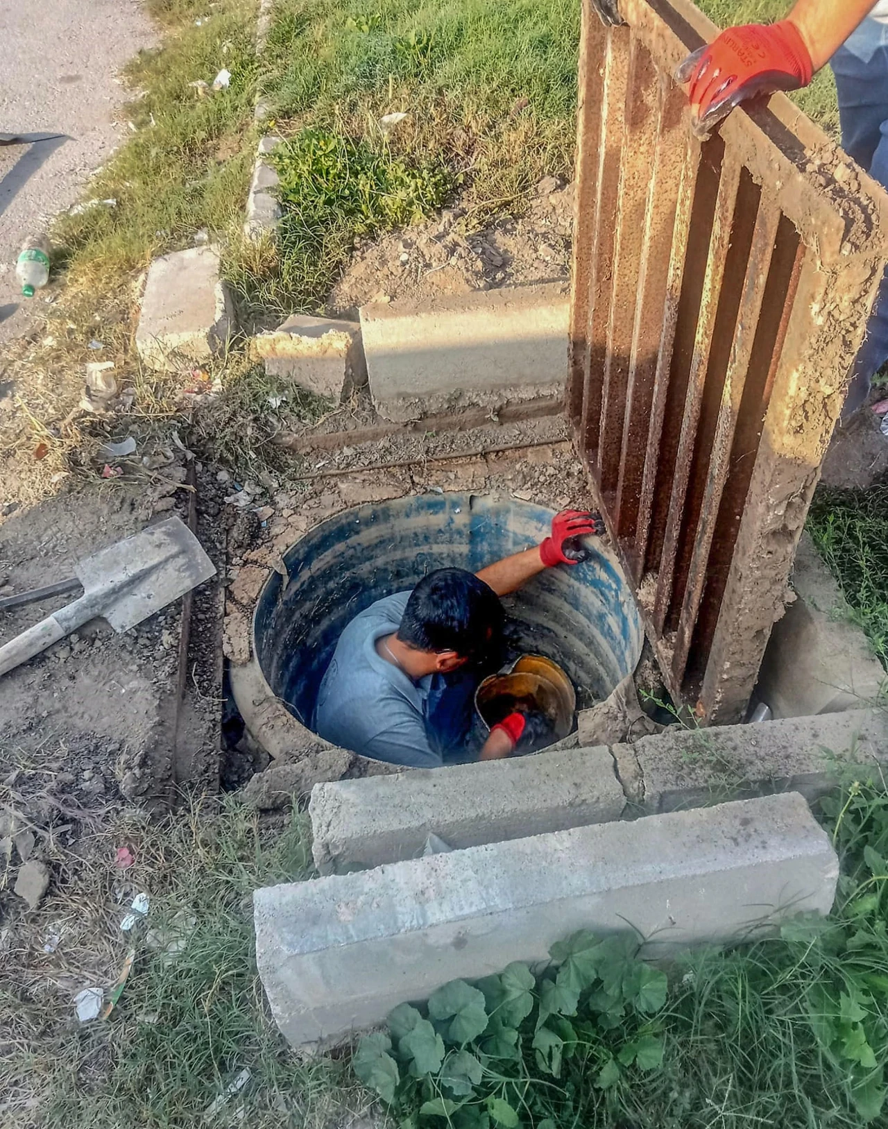 Kepez, sel baskınlarına karşı mazgalları temizliyor