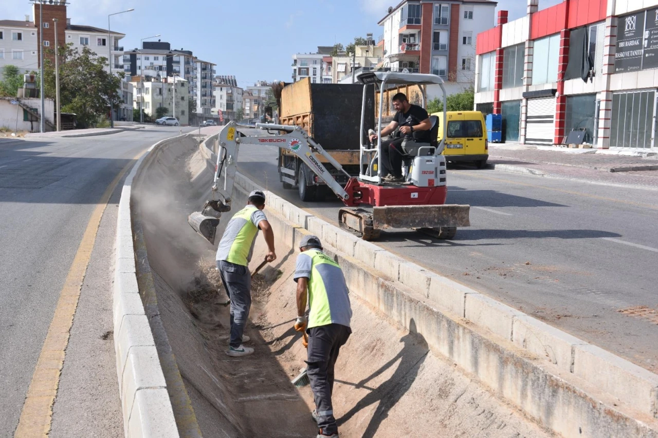 Kepez su taşkını riskine karşı kanalları temizliyor