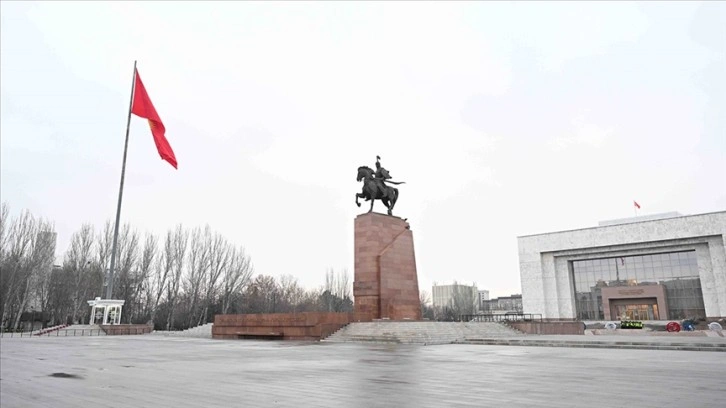 Kırgızistan  bayrağını kızıllaştırdı... Değişiklik yapılan ulusal bayrak, Bişkek'te göndere çekildi
