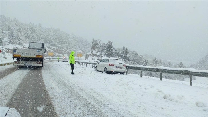Konya-Antalya kara yolunda kar nedeniyle ulaşımda aksama