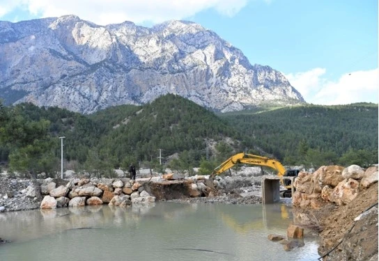 Konyaaltı sel sularının yıktığı köprüleri tamir etti