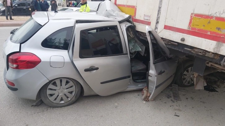 Konya'da korkunç kaza! Park halindeki TIR'a çarptı: Ölü ve yaralılar var