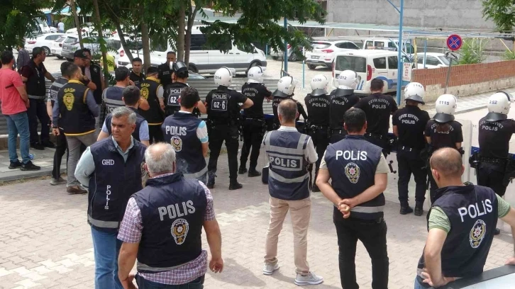 Malatya’da adliyeye sevk edilen cinayet zanlıları taş yağmuruna tutuldu
