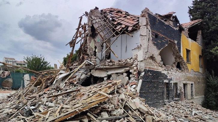 Malatya'da korku dolu anlar... Ağır hasarlı 2 katlı bina çöktü