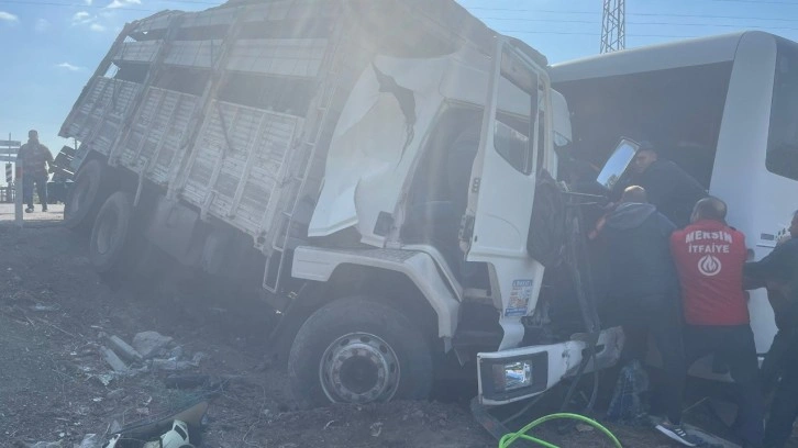 Mersin'de korkunç kaza! Cezaevi midibüsü ile kamyon çarpıştı: 23 yaralı