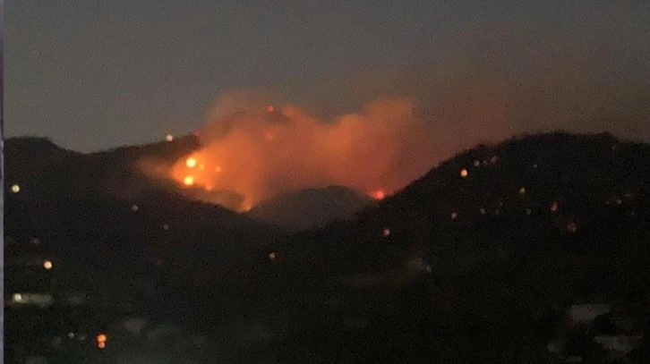 Antalya'dan Mersin'e giden ekip yangına müdahale ediyor