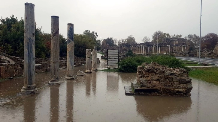 Meteoroloji uyarmıştı...Antalya'daki antik kenti su bastı