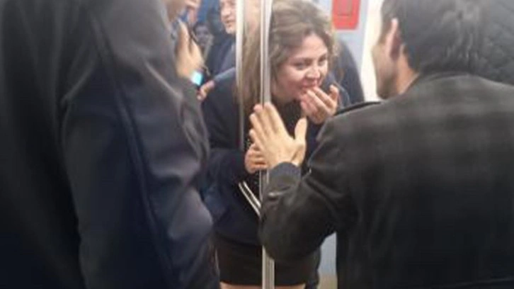 Metroda inanılmaz görüntüler... Bir kadının kafası tutunma direklerine sıkıştı