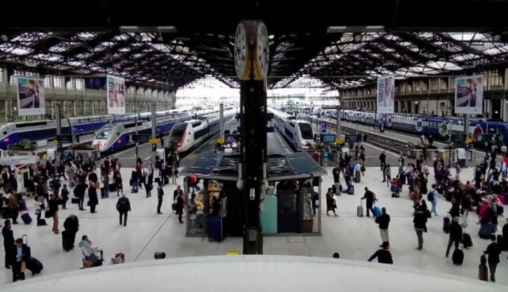 Paris'te tren istasyonunda bıçaklı saldırı: 3 yaralı