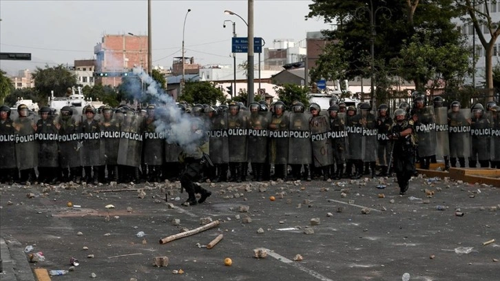 Peru'da protestocular ülkenin en büyük ikinci havaalanına zorla girmeye çalıştı