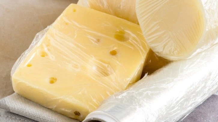 Peyniri streç filme sarıp muhafaza edenler yandı: Meğer yıllardır sağlığımızla oynuyormuşuz