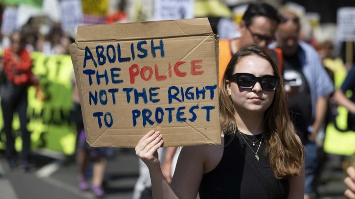 Polisin yetkilerini artıran yasaya büyük tepki! İngilizler sokakta