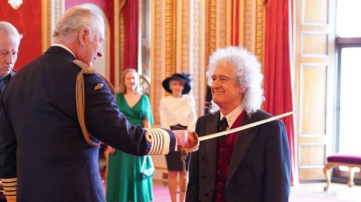 Queen'in gitaristi Brian May, Sir unvanı aldı. Şövalyelik unvanını Kral Charles'tan aldı