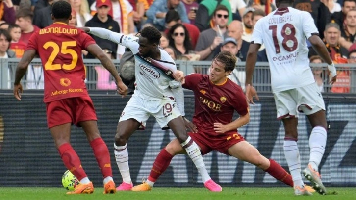 Roma-Salernitana maçında kavga çıktı! Futbolcular birbirine girdi, kartlar havada uçuştu