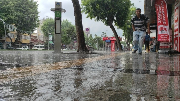 Sakarya’da sağanak etkili oldu: Vatandaşlar ıslanmaktan kurtulamadı
